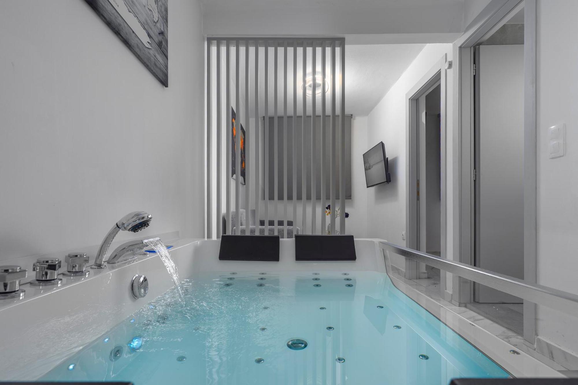 Premium Jacuzzi Suite At The City Center, By Aqua Platinum Салоники Экстерьер фото